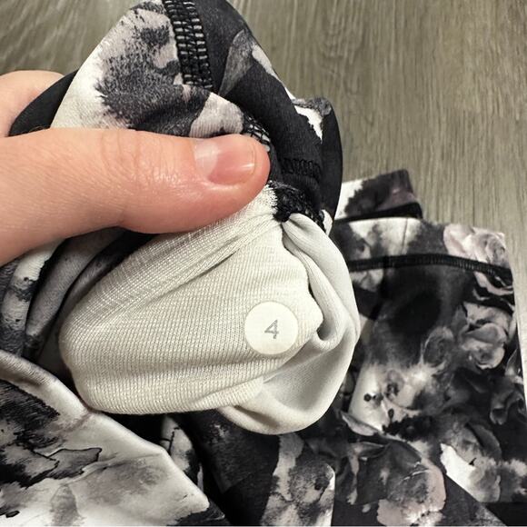 Lululemon Wunder Under Crop High Rise Leggings‎ in Obscurred Black Daisy Maeve 4 - Picture 9 of 12